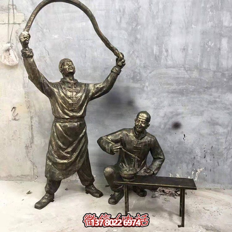 仿銅人物雕塑，裝點(diǎn)現(xiàn)代城市街道