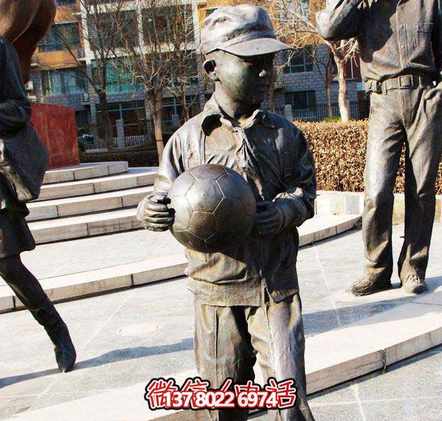 鑄銅雕塑，點綴小學廣場，傳遞小學生足球精神