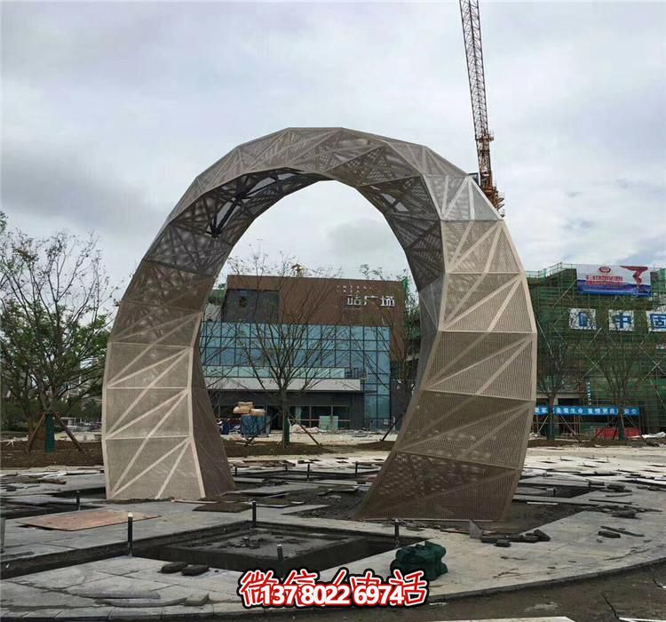 不銹鋼網格拱門雕塑，點綴廣場