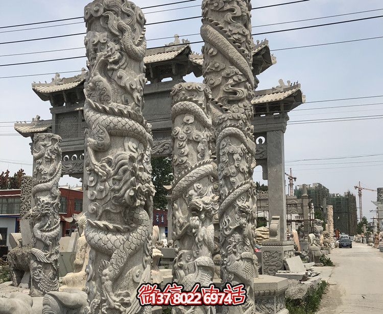 精美石雕龍柱擺件，為寺院景觀增添華麗風采