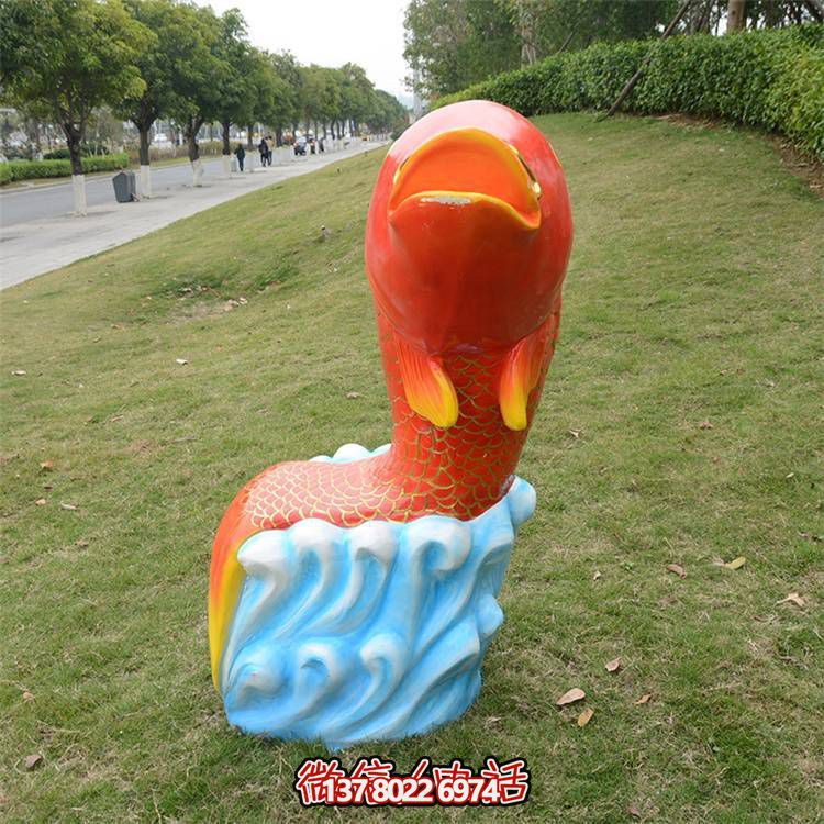 卡通玻璃鋼鯉魚雕塑，點(diǎn)綴游樂園園林
