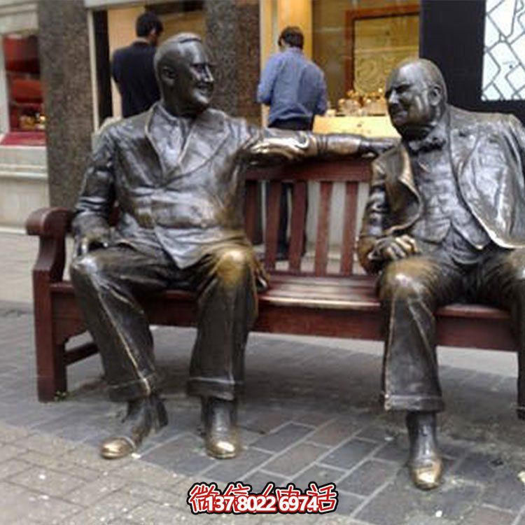 黃銅西方人物雕塑，讓街頭活躍起來