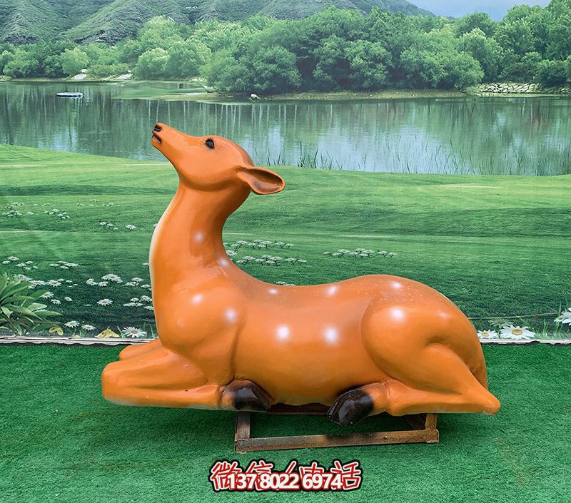 梅花鹿雕塑，繽紛草坪上添彩