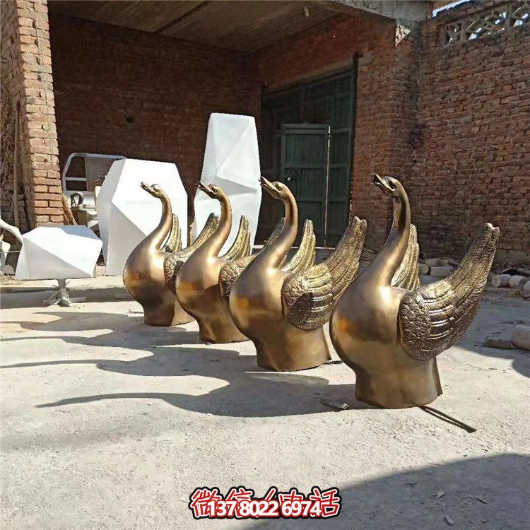 仿銅噴水雕塑，玻璃鋼景觀天鵝水池，為廣場園林?jǐn)[放