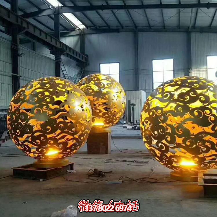 創(chuàng)意不銹鋼鏤空景觀擺件，為廣場帶來濃濃的藝術(shù)氣息