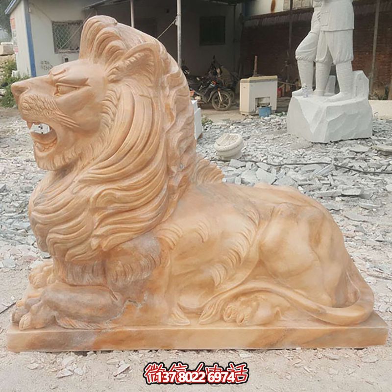 兇猛獅子紅石雕臥著雕塑，為公園景區添彩晚霞之美