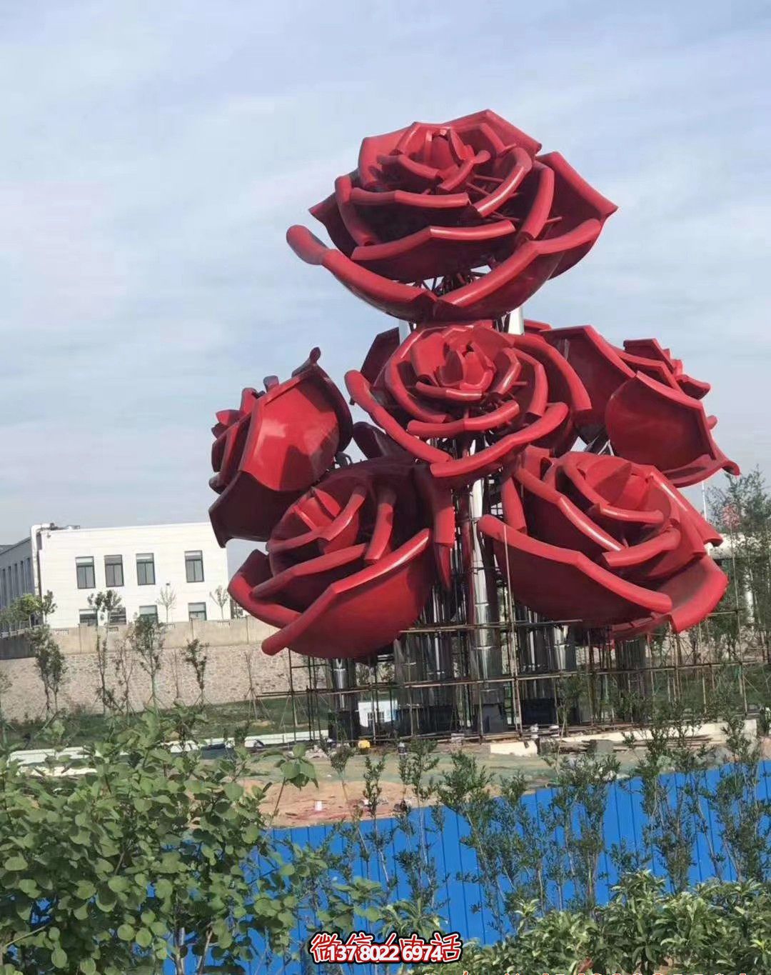 紅色玫瑰不銹鋼創(chuàng)意雕塑——美化廣場(chǎng)，增添驚喜