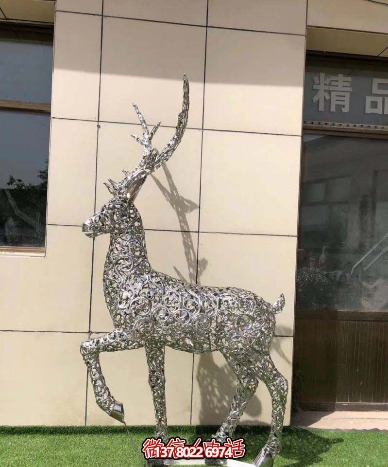 不銹鋼梅花鹿雕塑，走出別墅的美
