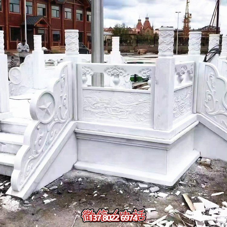 漢白玉升旗臺，做工精美，安全防護欄桿