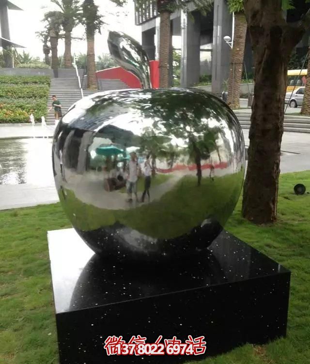 不銹鋼蘋果雕塑擺件，讓你的戶外空間更有創(chuàng)意！