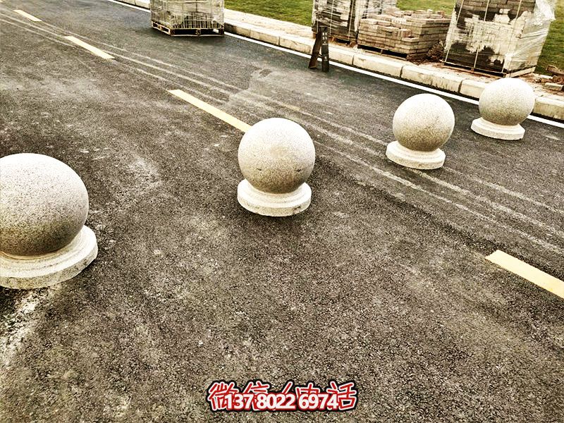 球形路障，為小學路邊擺放的安全隔離車