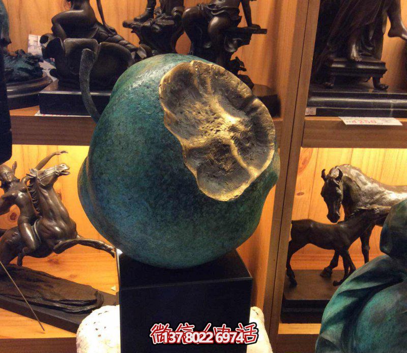 美麗寧靜，自然綠意——欣賞公園銅雕景觀，享受一口新鮮蘋果