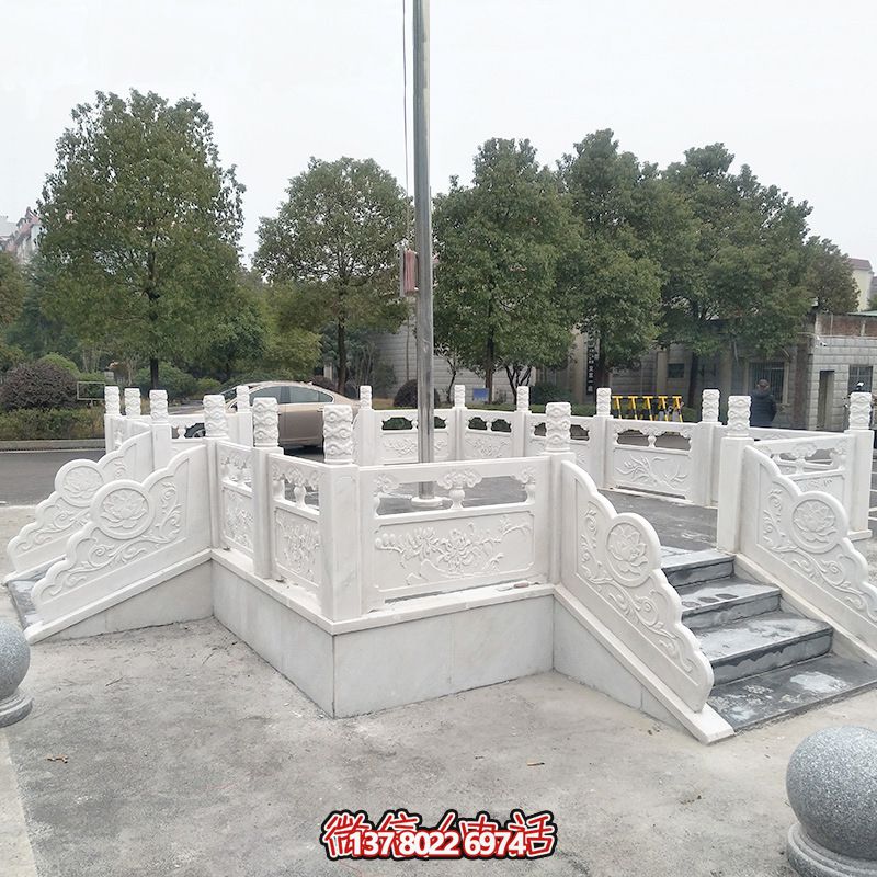 升旗臺(tái)石雕——精雕細(xì)琢，點(diǎn)綴校園風(fēng)采