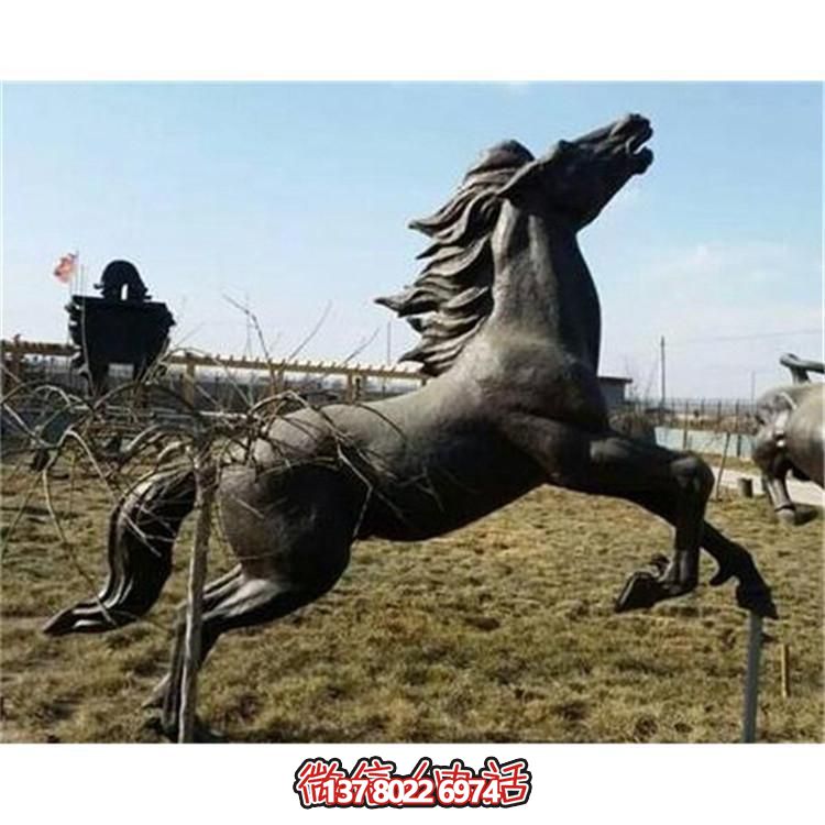 大型銅雕塑，為園林廣場(chǎng)擺放奔跑馬