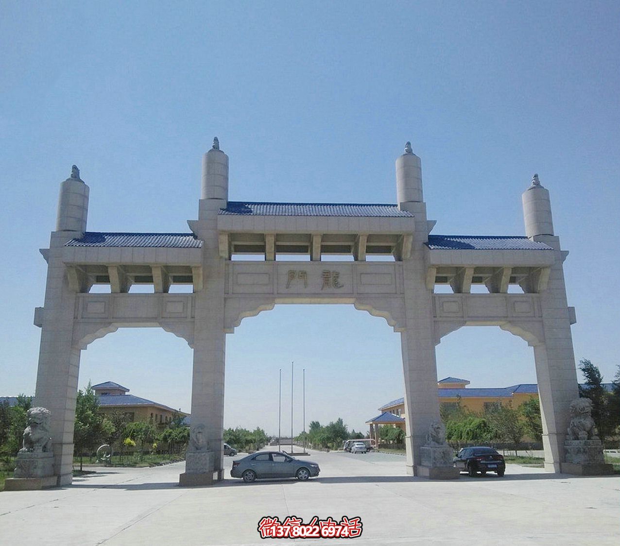 精致的大理石牌坊雕塑，為企業廠區增添精致的視覺氛圍