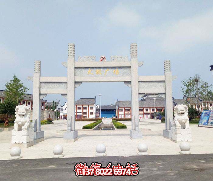 文化廣場(chǎng)擺放沖天柱三門(mén)石雕牌坊 文化廣場(chǎng)擺放沖天柱三門(mén)石雕牌坊