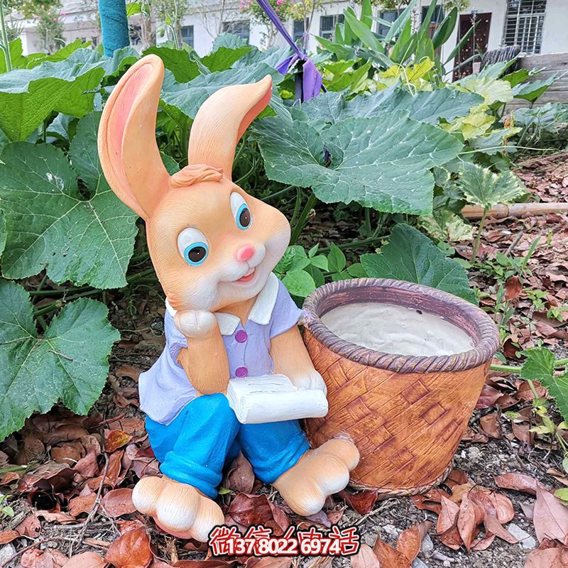 圖書館一只寫作的玻璃鋼兔子雕塑 圖書館一只寫作的玻璃鋼兔子雕塑